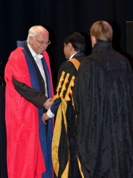 Dr Tomas Lindahl receiving an honorary degree in 2013
